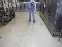 浜松市の給食センター様　厨房と事務所の床清掃とワックス塗布
