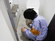 浜松市内　工場棟トイレの床洗浄とワックス塗布